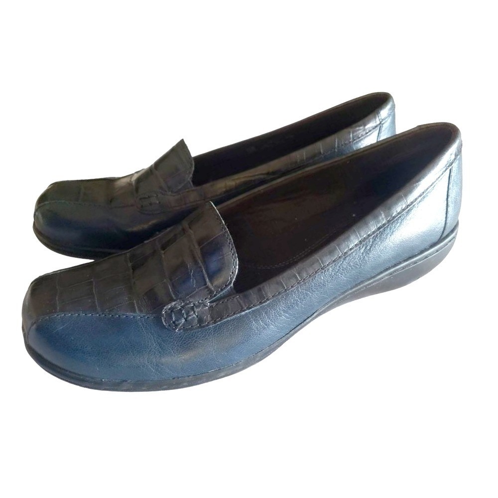 Clarks flats size 7‎ M US blue leather croc texture top toe